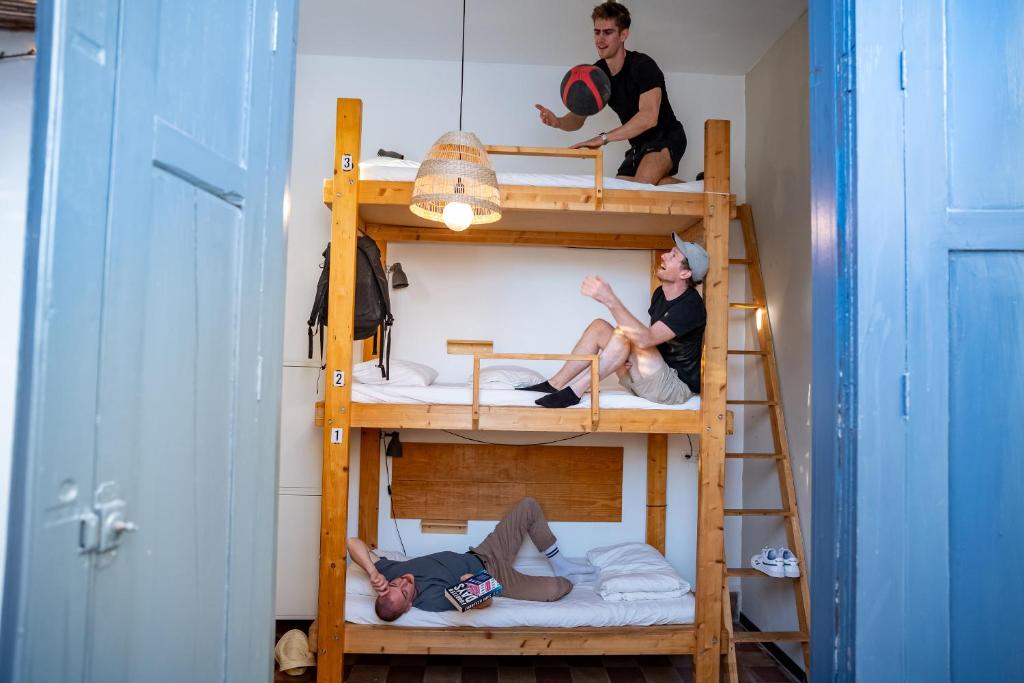 Palanda nebo palandy na pokoji v ubytování Las Palmas Rooftop Hostel