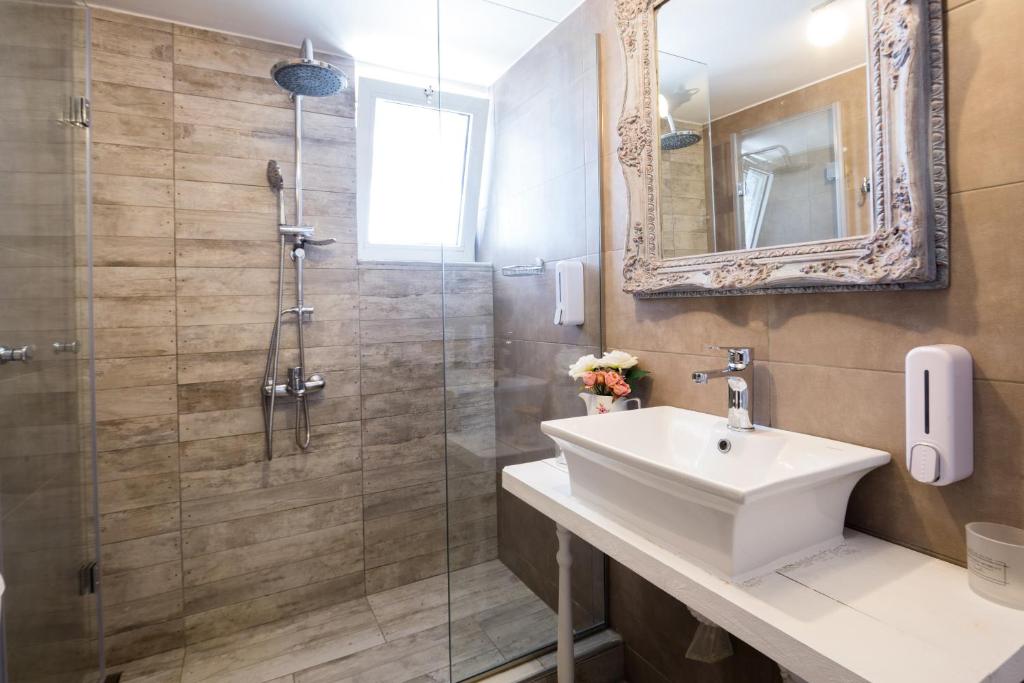 Koupelna v ubytování EvaEle Luxury Apartments