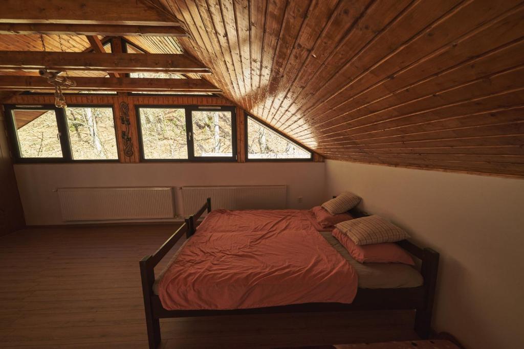 Ένα ή περισσότερα κρεβάτια σε δωμάτιο στο Cabana Cerbu