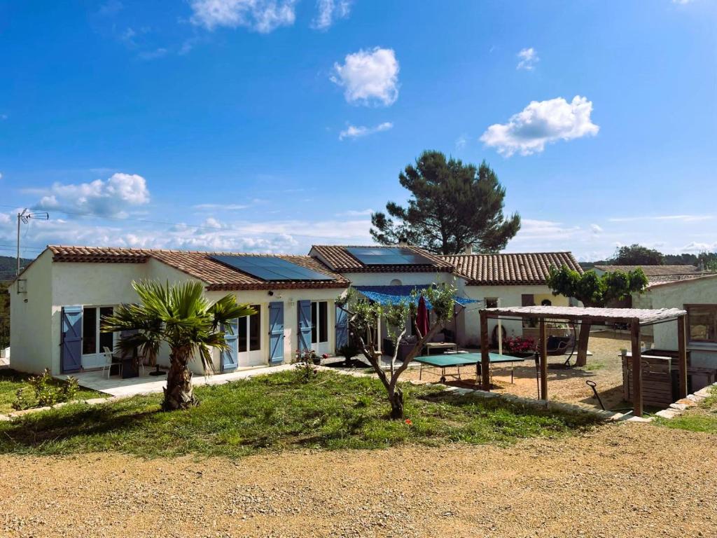 une maison avec un solarium et une cour arborée dans l'établissement Maison Shiva - Dracénie Experience, à Trans-en-Provence