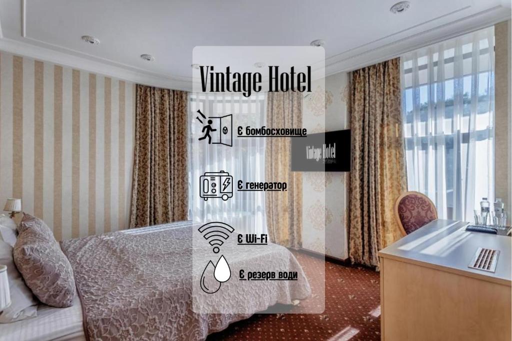 Vintage na Bulvare في أوديسا: غرفة بسرير وطاولة ومغسلة