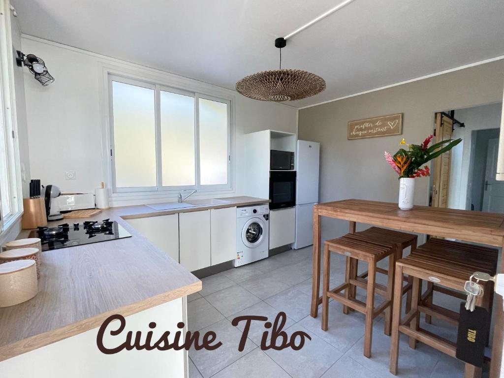 Cuisine ou kitchenette dans l'établissement Haut de villa BEL BO & Bas de villa Tibo accès mer