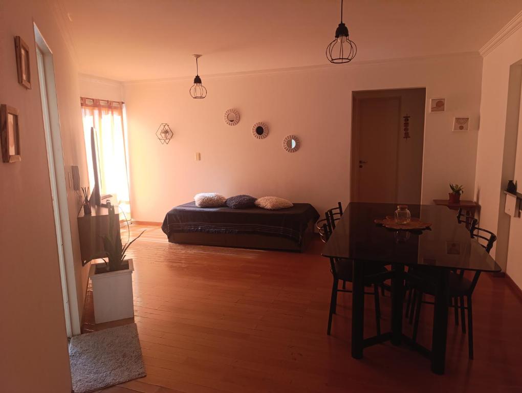 un salon avec un lit et une table dans l'établissement Nueva Córdoba Ambrosio Olmos 898 pleno bv a metros de plaza España la universidad clínicas gastronomía etc etc, à Córdoba