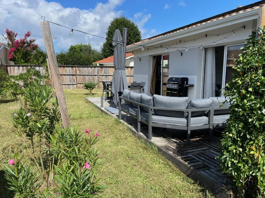 une maison avec un canapé et une terrasse dans l'établissement Villa au Teich cœur du Bassin d Arcachon 3 chambres, au Teich