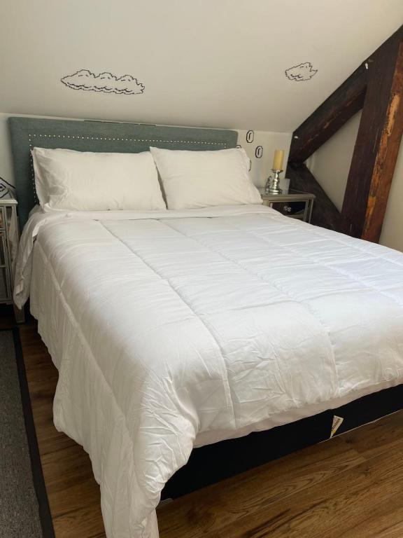 Postel nebo postele na pokoji v ubytování Lovely two bedroom 5 minute walk from ocean