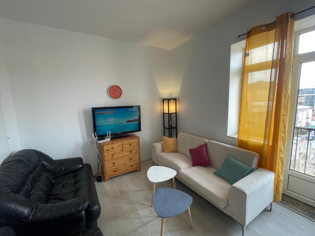TV a/nebo společenská místnost v ubytování NEWBORN HOSTEL Prishtina