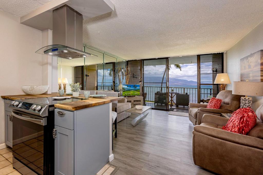 Η κουζίνα ή μικρή κουζίνα στο Maalaea Banyans 217 by Coldwell Banker Island Vacations