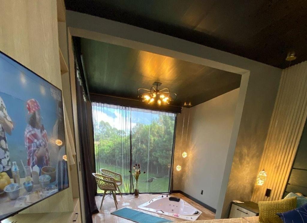 Zimmer mit Blick auf ein Zimmer mit Fenster in der Unterkunft Cabana Romântica com Hidro in Campo Largo