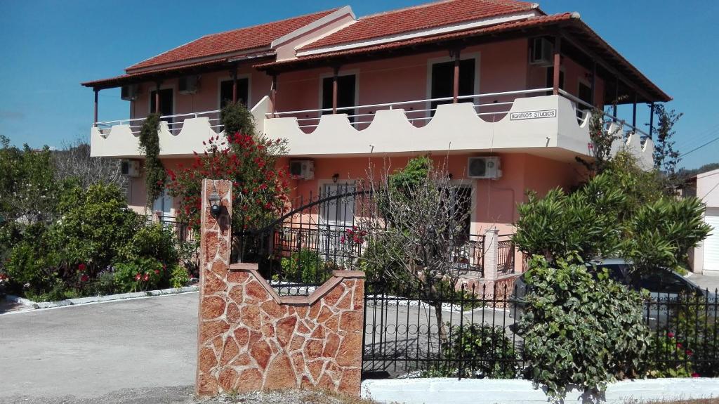 阿里拉斯的住宿－Kokkinos Apartments，前面有栅栏的红色房子