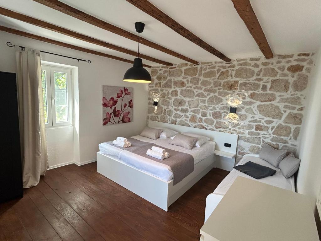 Posezení v ubytování Holiday house Pantovčak, secluded stone house with heated pool and unique view