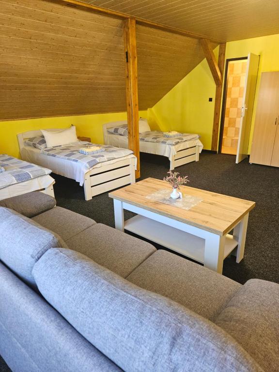 Postel nebo postele na pokoji v ubytování Guest House Pod Lesem Merklín