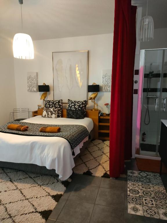 Postel nebo postele na pokoji v ubytování La Suite 27, proche gare et centre ville