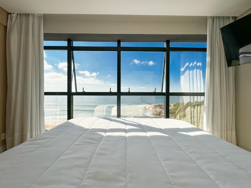 Giường trong phòng chung tại Blue Sea Hotel Suite Luxo Frente Mar