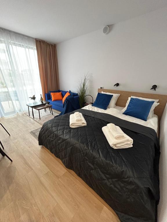 Un dormitorio con una cama grande con dos toallas encima. en Sarbinowe Morska Bryza, en Sarbinowo