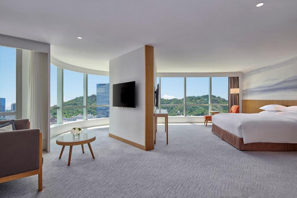TV a/nebo společenská místnost v ubytování Crowne Plaza Zhuhai City Center by IHG - offers free one-way shuttle to Chimelong Ocean Kingdom