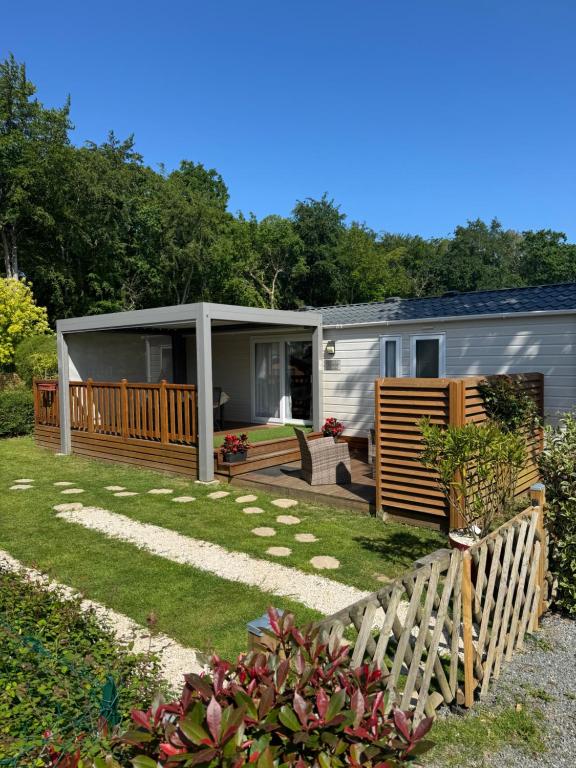 ディナールにあるMobil-home tout confortの柵で囲まれた庭にあるキャラバン
