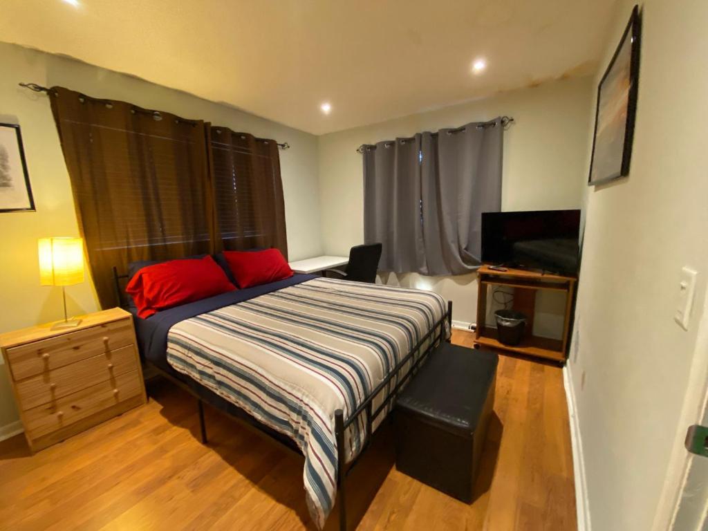 - une chambre avec un lit, une commode et une télévision dans l'établissement Econoroom Hollywood, à Hollywood