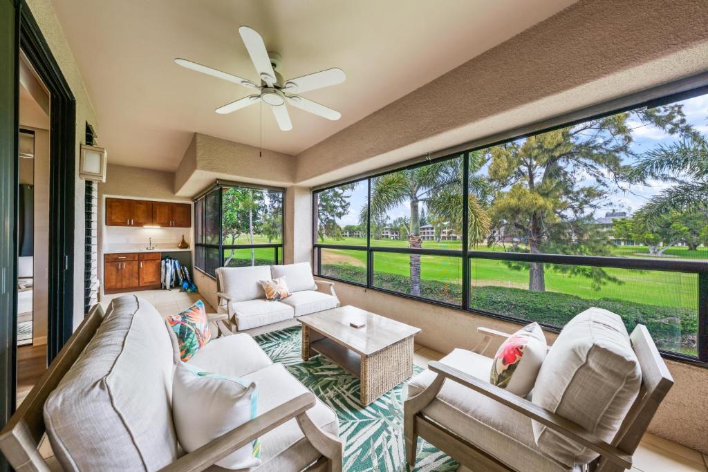 Χώρος καθιστικού στο Big Island Waikoloa Fairways B-214 by Coldwell Banker Island Vacations