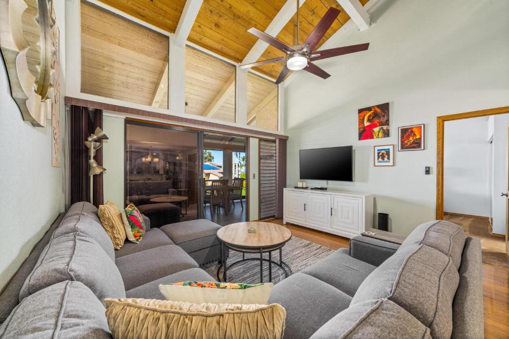 un salon avec un canapé et un ventilateur de plafond dans l'établissement Big Island Waikoloa Villas G203 by Coldwell Banker Island Vacations, à Waikoloa