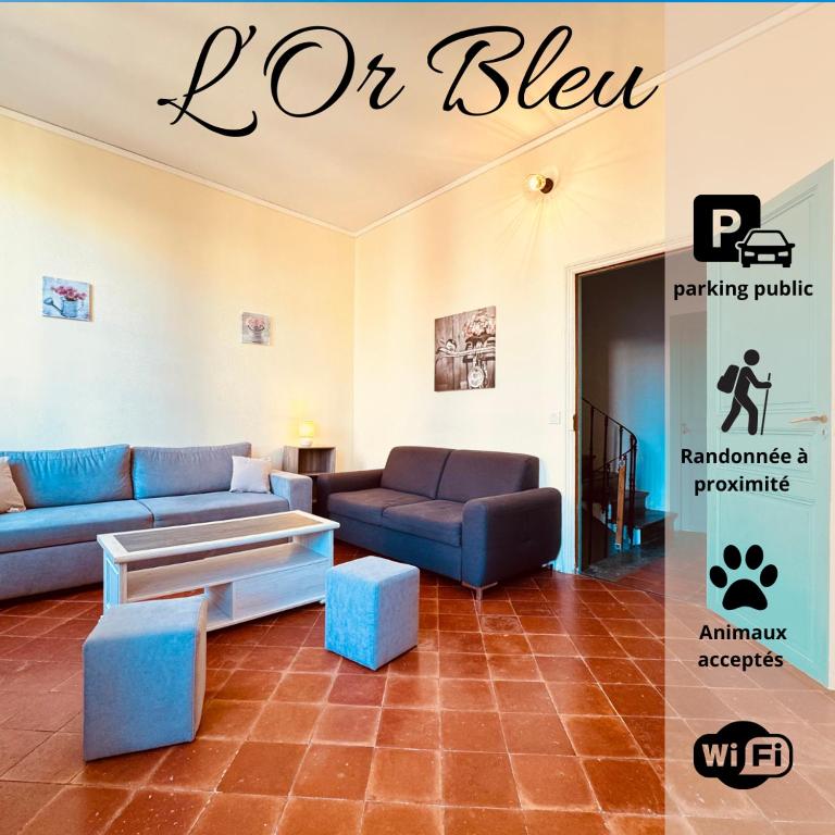 un salon avec deux canapés et une table dans l'établissement Maison familial pour 6 à 8 personnes animaux acceptés, à Ferrals-lès-Corbières