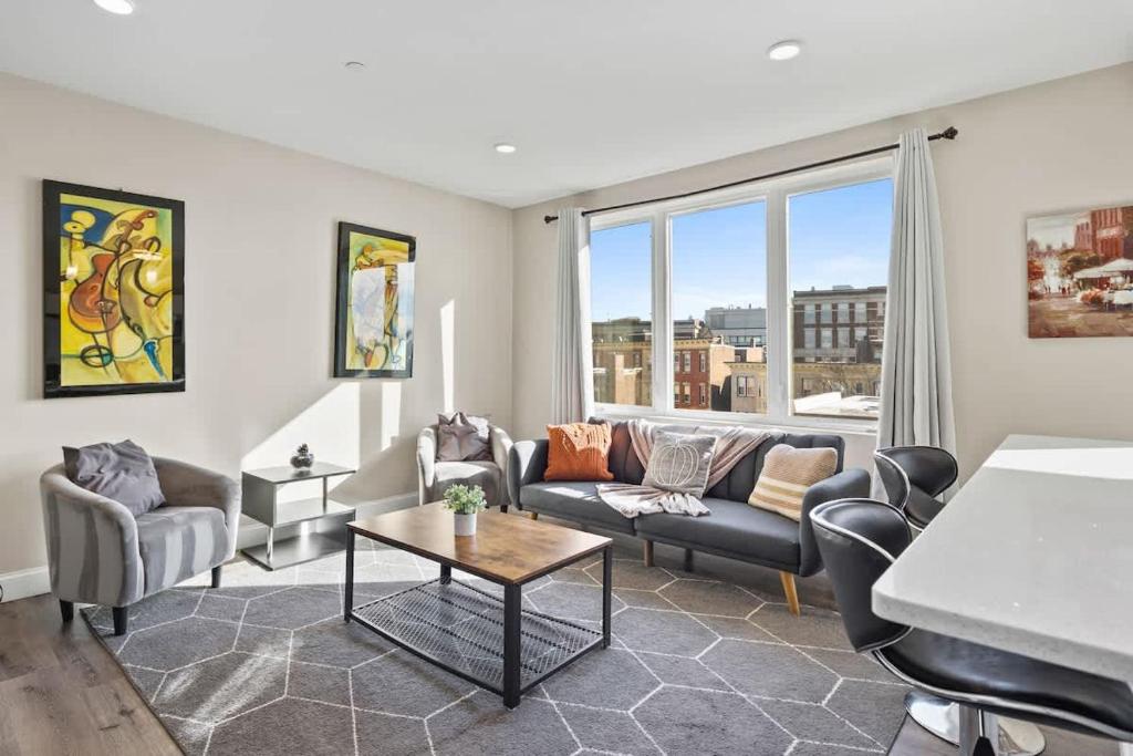un soggiorno con un divano e un tavolo di Unit 45 Well designed 1BR Apartment Long term stays a Chelsea