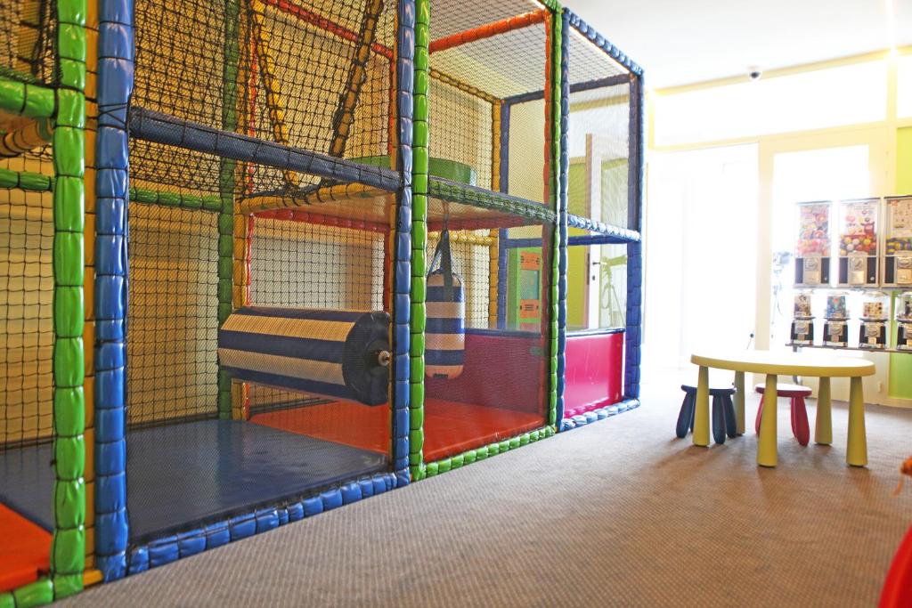 Palanda nebo palandy na pokoji v ubytování Ara Dune Hotel