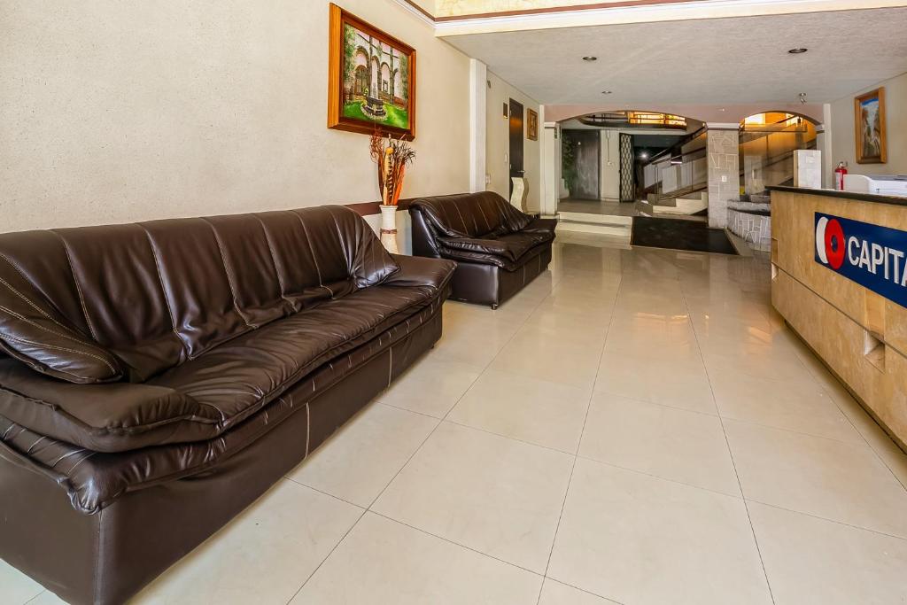 Posezení v ubytování Capital O Hotel Victoria Morelia