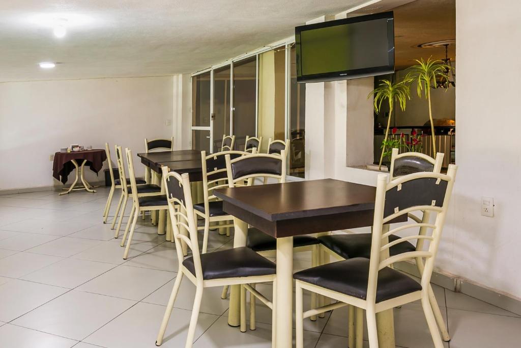 TV a/nebo společenská místnost v ubytování Capital O Hotel Victoria Morelia