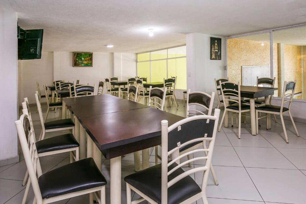 TV a/nebo společenská místnost v ubytování Capital O Hotel Victoria Morelia