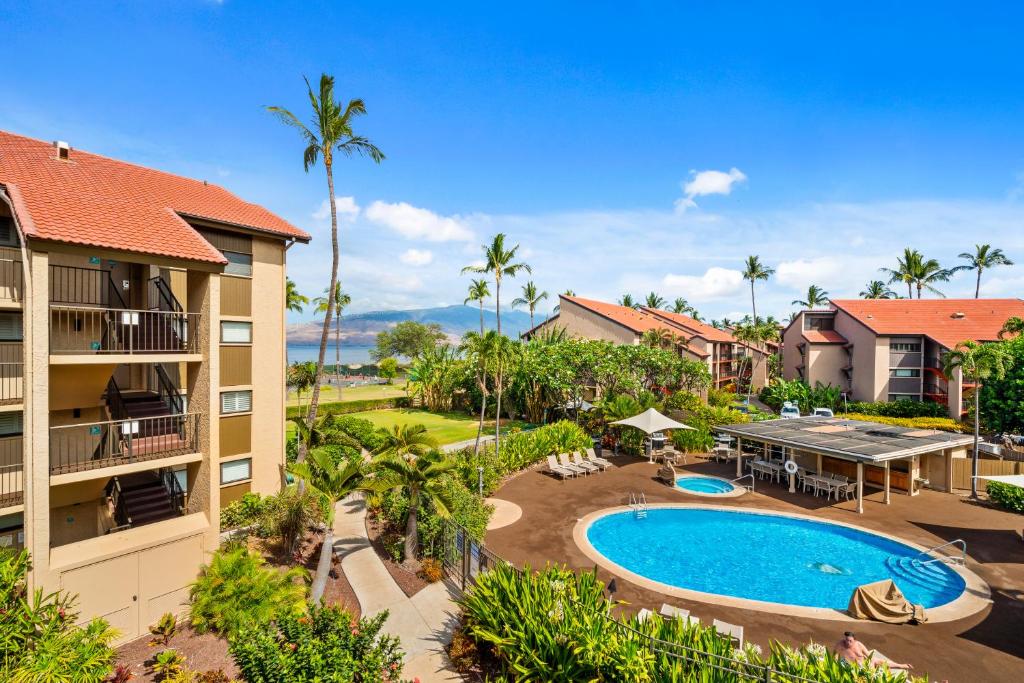 Bazén v ubytování Maui Schooner Resort nebo v jeho okolí