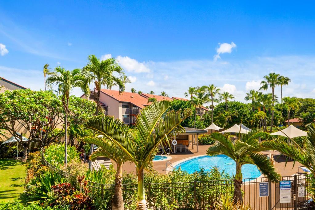 Bazén v ubytování Maui Schooner Resort nebo v jeho okolí
