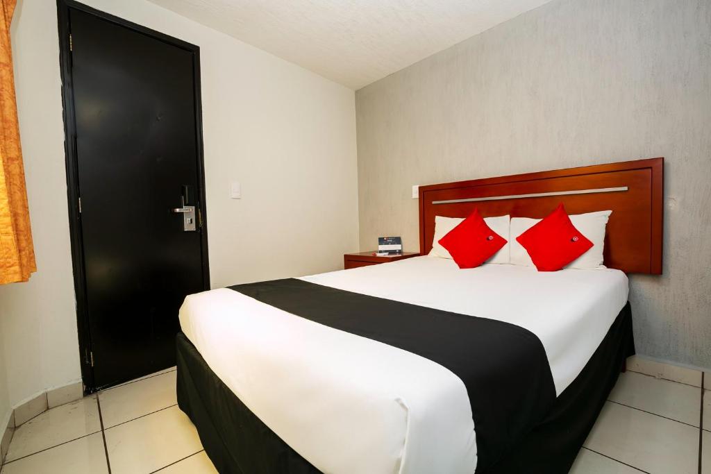 Postel nebo postele na pokoji v ubytování Capital O Hotel Victoria Morelia