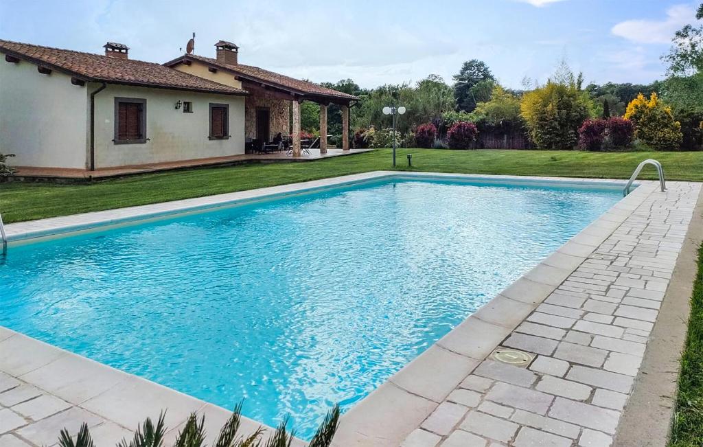 una piscina en un patio al lado de una casa en Beautiful Home In Piansano Vt, en Piansano