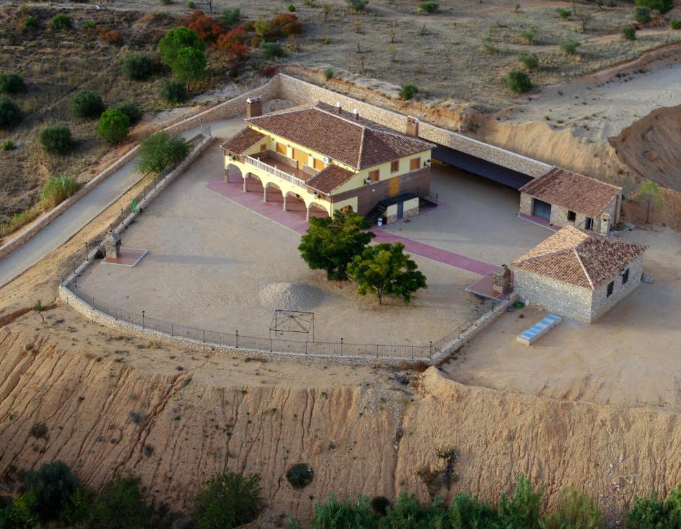 eine Luftansicht eines Hauses auf einem Feld in der Unterkunft Casa Rural Dilamor in El Picazo