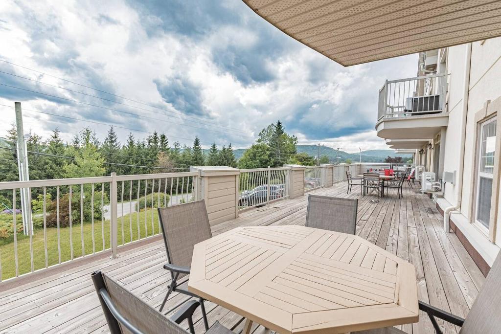 Nespecifikovaný výhled na hory nebo výhled na hory při pohledu z prázdninového domu