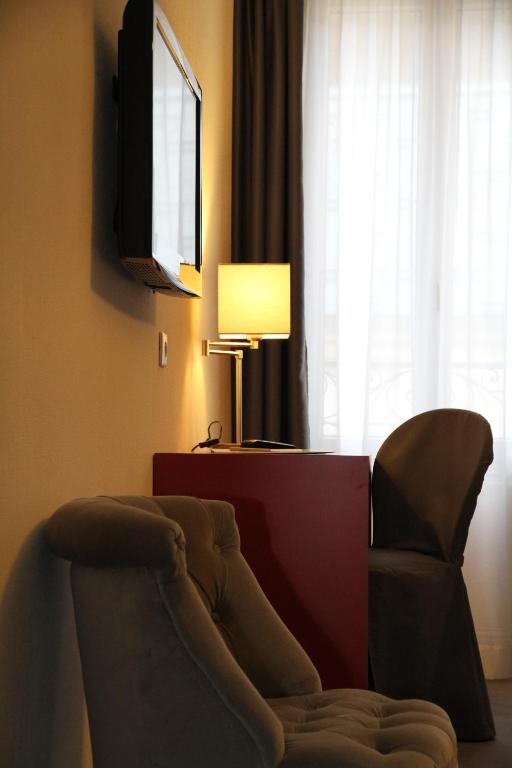 TV a/nebo společenská místnost v ubytování Logis Hôtel Le Central