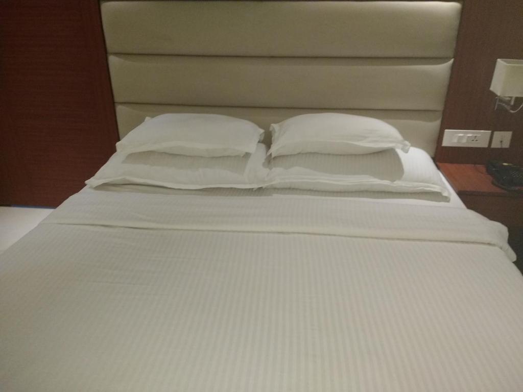 Postel nebo postele na pokoji v ubytování Aura hotel