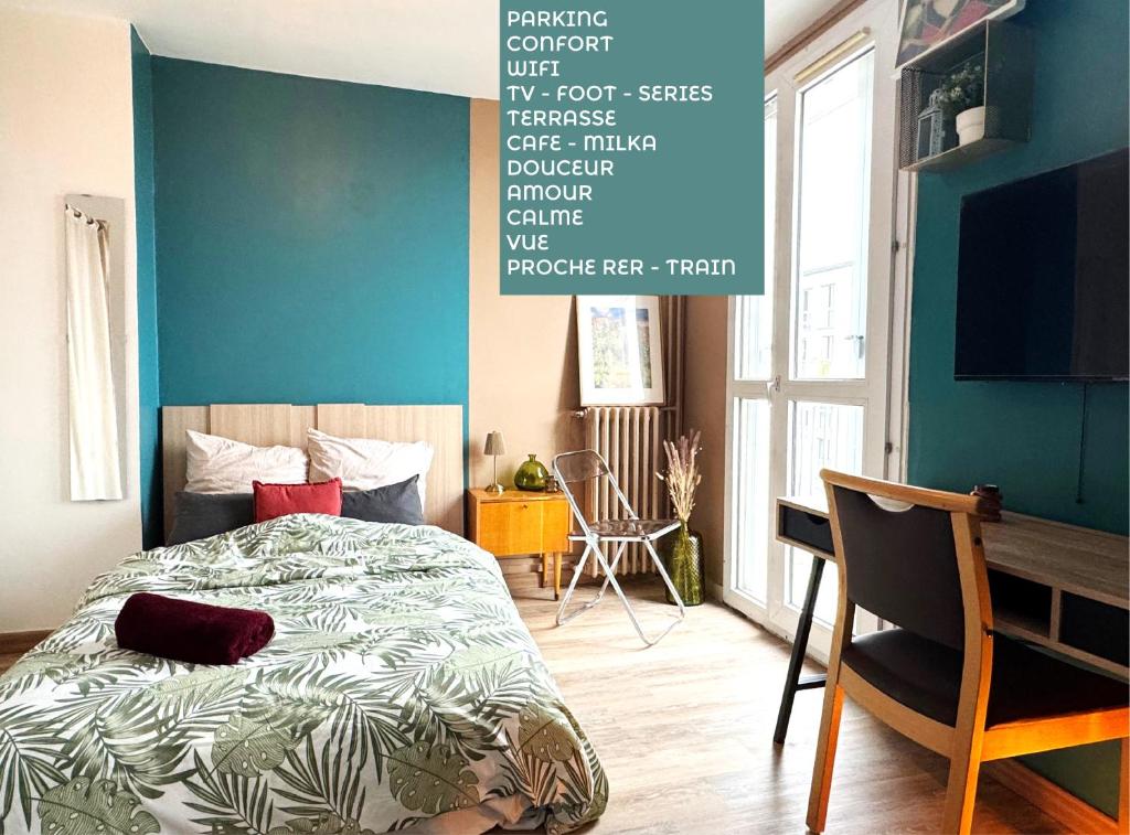 - une chambre dotée d'un lit avec un mur vert dans l'établissement Beau Studio proche de la gare de train, à Gagny