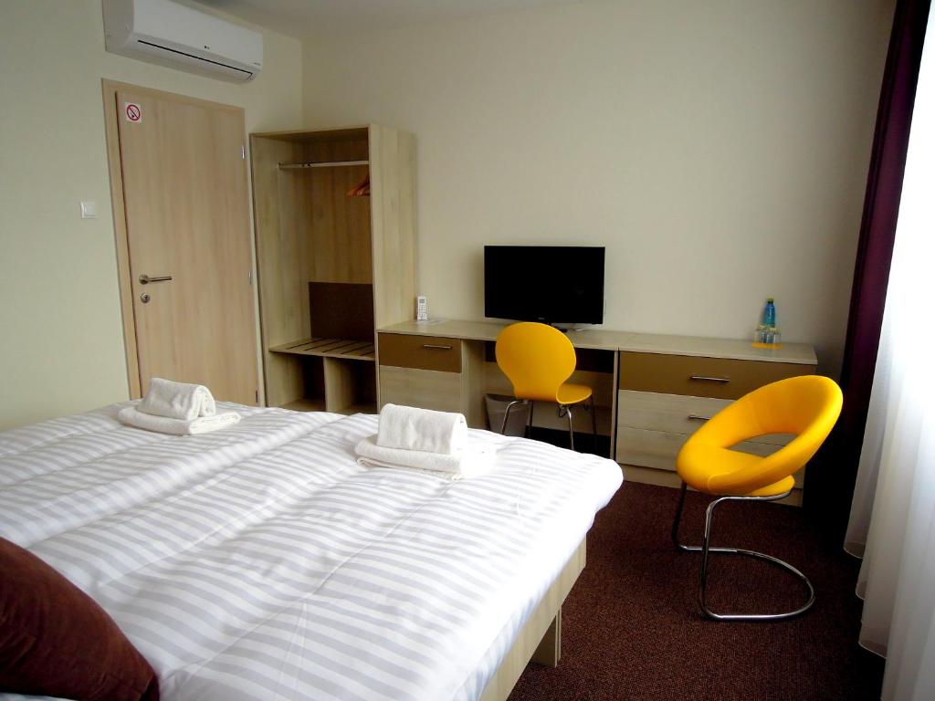 Postel nebo postele na pokoji v ubytování Hotel Kristína
