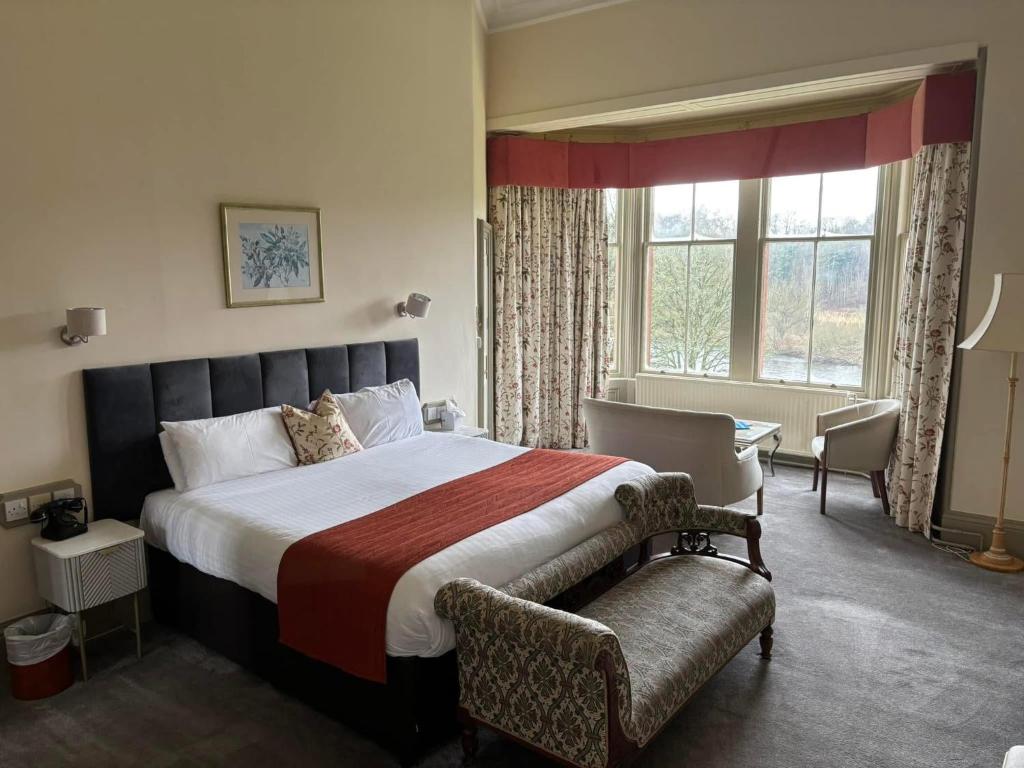 Postel nebo postele na pokoji v ubytování Dryburgh Abbey Hotel