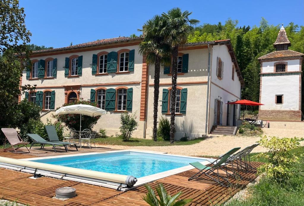 Bazén v ubytování Gîte Villa Santina nebo v jeho okolí