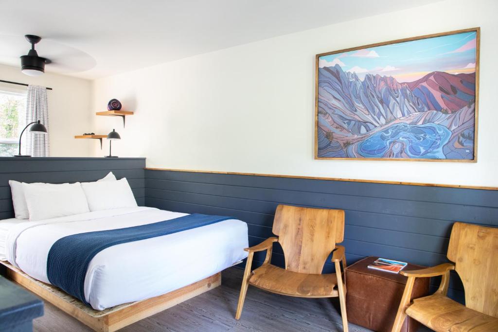 Postel nebo postele na pokoji v ubytování LOGE Leavenworth - Downtown