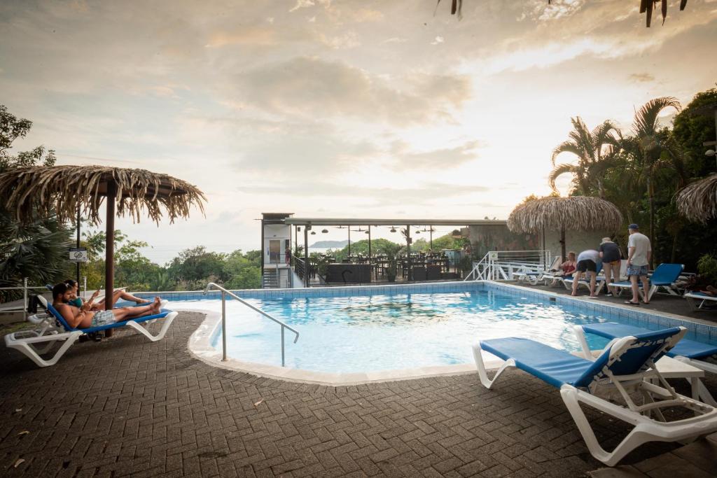 Bazén v ubytování El Faro Containers Beach Hotel nebo v jeho okolí