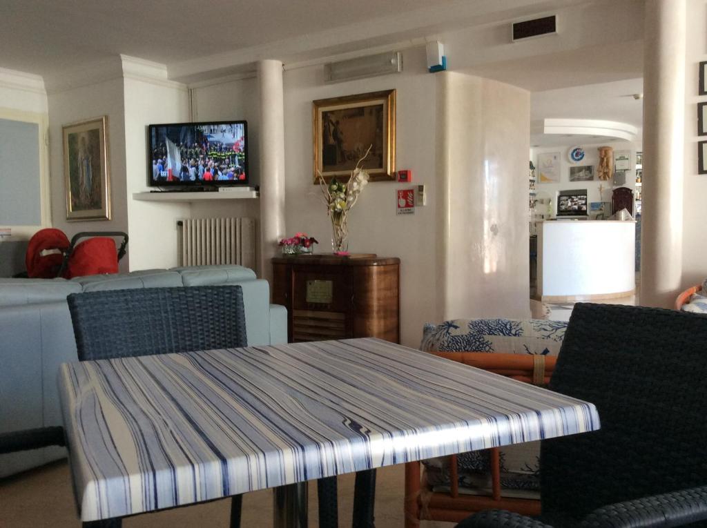 TV a/nebo společenská místnost v ubytování Hotel Elisa - Spiaggia Privata Inclusa