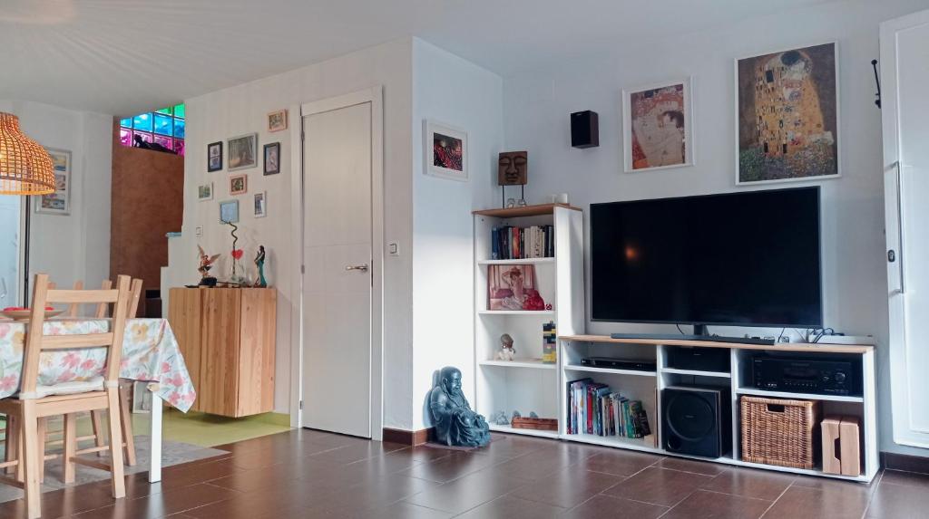 Televízia a/alebo spoločenská miestnosť v ubytovaní Estancia de Invitados de Casa Tais