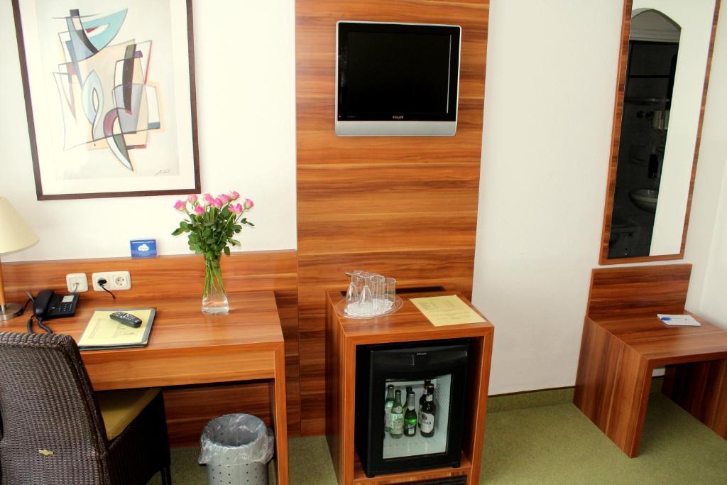 TV a/nebo společenská místnost v ubytování NP Hotel Wallis