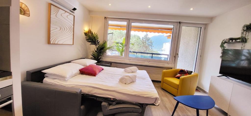Cama o camas de una habitación en Tropical Art Apartment