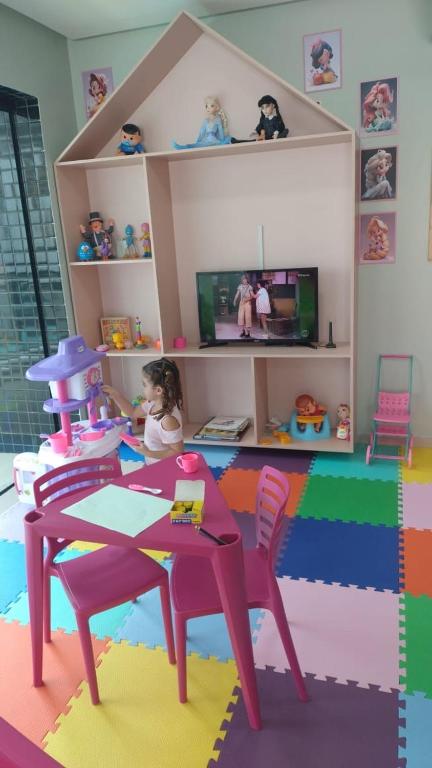 TV a/nebo společenská místnost v ubytování Ap 3Q, elegante e funcional, com estacionamento