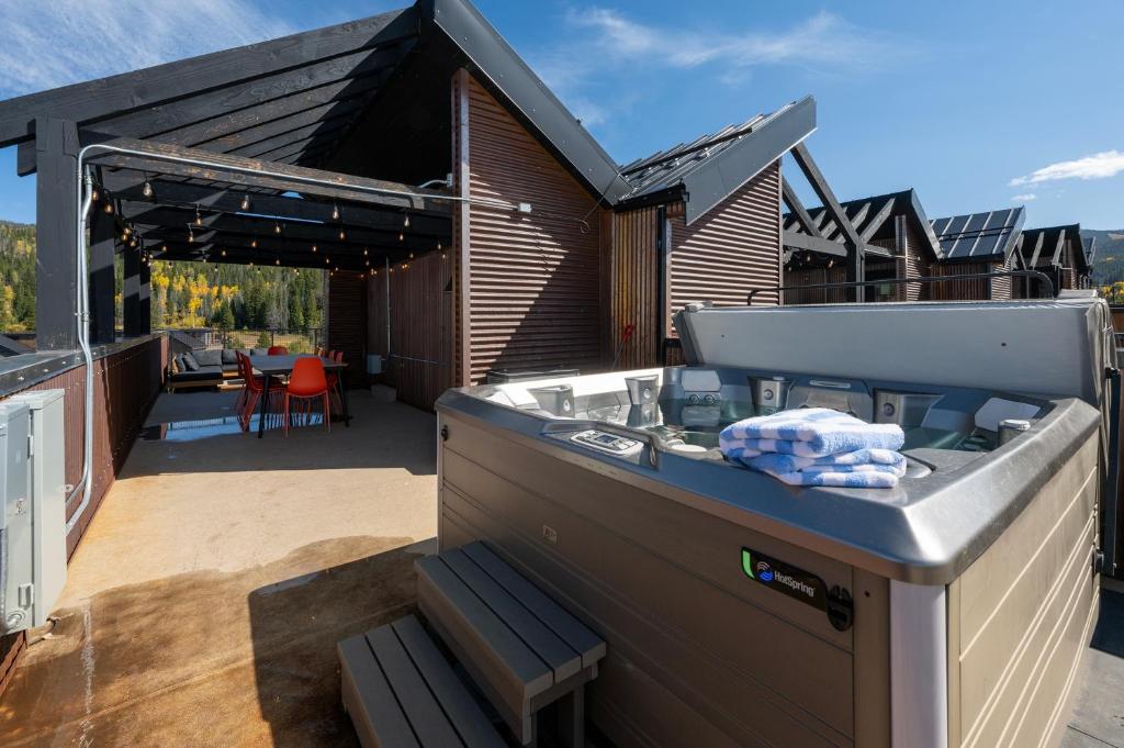 una cocina en el techo de una casa en Experience luxury and adventure at Row 41 nestled in the heart of Winter Park Colorado, en Winter Park