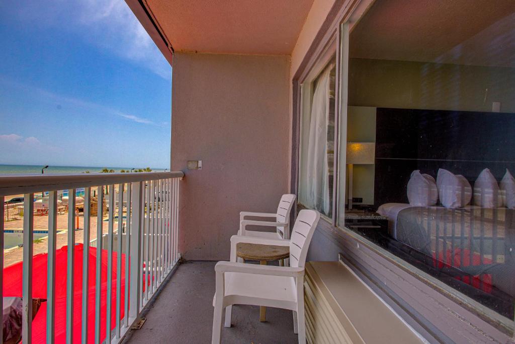 Beach House Inn with POOL & Hot Tub photo